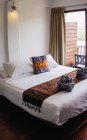 Bett mit vorbereiteten Handtüchern im Hotelzimmer — Stockfoto