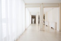 Vista panorámica del gran pasillo de luz en el hotel
. - foto de stock