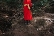 Cortar monge budista em roupas vermelhas em pé na colina na natureza . — Fotografia de Stock