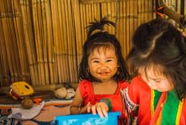 CHIANG RAI, TAILANDIA - 12 DE FEBRERO DE 2018: Lindos niños sonriendo a la cámara - foto de stock