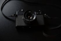 Vintage fotocamera sdraiato su sfondo nero — Foto stock