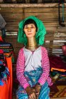 Chiang rai, thailand - 12. Februar 2018: Frau mit Ringen am Hals sitzt auf dem Markt und blickt in die Kamera — Stockfoto