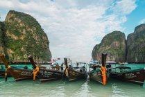 Rangées de bateaux amarrés en eau turquoise — Photo de stock