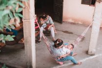 Лаос, Луанг Прабанг: Матерів з дітьми, сидячи у дворі. — стокове фото