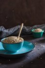 Natura morta di ciotola di ceramica piena di cereali sani sul piatto . — Foto stock