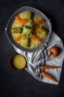 Натюрморт тарелки с кускусом и овощами на столе с ингредиентами — стоковое фото