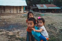 LAOS- FEBRERO 18, 2018: Los niños asiáticos tienen aleta en la aldea - foto de stock