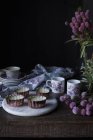 Stillleben süßer rustikaler Desserts auf Holztisch — Stockfoto
