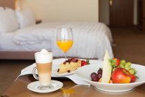 Leckeres und frisches Frühstück im Hotelbett — Stockfoto