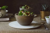 Natura morta d'insalata di quinoa e fagioli rossi in boccia su tavolo — Foto stock
