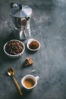 Натюрморт чашки кофе с бобами и молотый кофе — стоковое фото