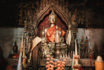 Statua di Buddha con decorazioni tradizionali collocate nel tempio asiatico . — Foto stock