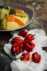Nahaufnahme von frischen roten Paprika auf weißem Stoff am Tisch — Stockfoto