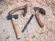 Различные инструменты для резки древесины в мастерской . — стоковое фото