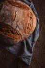Pão rústico de pão artesanal na mesa de madeira — Fotografia de Stock