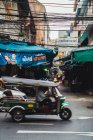 CHIANG RAI, THAILAND- FEVEREIRO 10, 2018: Rua urbana com trânsito — Fotografia de Stock