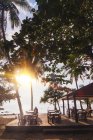 Terraza soleada de cafetería en la orilla tropical - foto de stock