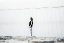 Молода жінка з стоячи на тротуарі — стокове фото