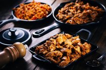 Натюрморт смачних страв у сковороді — стокове фото