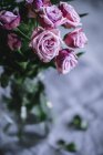 Vista de cerca del ramo de rosas rosadas en la mesa - foto de stock