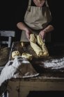 Midsection da mulher que prepara a pastelaria doce na mesa rural — Fotografia de Stock