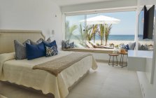 Komfortables großes Schlafzimmer mit Möbeln in der Villa am Meer. — Stockfoto