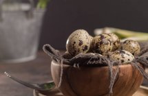 Vista ravvicinata delle uova di quaglia in una ciotola di legno — Foto stock