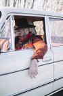 Mature homme en chapeau assis voiture à la nature et frotter les yeux — Photo de stock