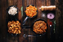Безпосередньо над видом смачних страв у сковороді — стокове фото