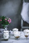 Natura morta di dolce panna cota dessert e mazzo di rose sul tavolo — Foto stock