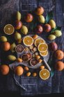 Natureza morta dos citrinos fatiados na mesa de madeira — Fotografia de Stock
