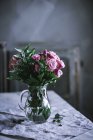 Bouquet de roses roses sur la table — Photo de stock