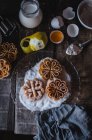 Сверху вкусное свежее печенье в тарелке с сахаром на столе . — стоковое фото
