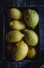 Безпосередньо над видом стиглих лимонів на дерев'яному столі — стокове фото
