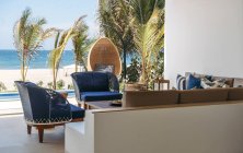 Sofá grande e cadeiras confortáveis no pátio em resort villa na praia do oceano — Fotografia de Stock