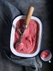 Прямо над видом на органическое клубничное мороженое в миске — стоковое фото