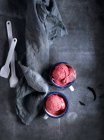 Натюрморт из органического клубничного мороженого в мисках — стоковое фото