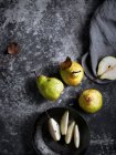 Nature morte de poires fraîches et sucrées sur la table — Photo de stock