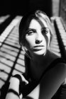 Nahaufnahme Porträt einer Frau im Sonnenlicht — Stockfoto