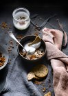 Natureza morta de granola com biscoitos e nata na mesa rural — Fotografia de Stock