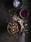 Nature morte de bols rustiques de granola pour le petit déjeuner — Photo de stock
