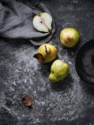 Natureza morta de pêras frescas e doces na mesa — Fotografia de Stock