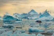 Inflatable boat amid of antarctica wild nature landscape — Stock Photo