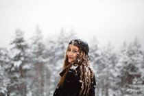 Женщина, стоящая на снежной дороге — стоковое фото