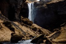 Cachoeira fluindo em rochas — Fotografia de Stock