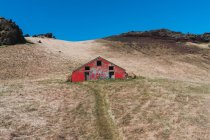 Красный дом в долине — стоковое фото