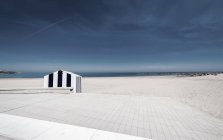 Atemberaubender Blick auf wolkenverhangenen grauen Himmel über leeren Strand mit weißem Sand. — Stockfoto