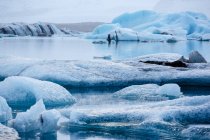 Льодовик плаває в озері — стокове фото