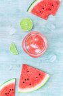 Von oben Glasgefäß mit leckerem Wassermelonengetränk auf dem Tisch. — Stockfoto