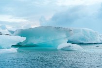 Große Eisklumpen im Wasser — Stockfoto